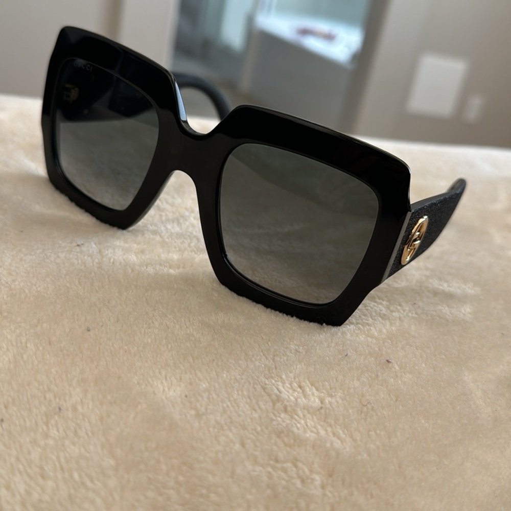 Stunning GUCCI Sunglasses 🕶️